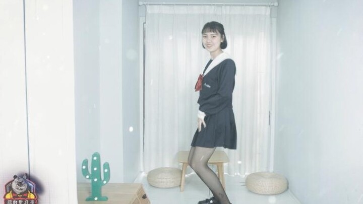 Fluttering heart ❤ Black stockings are even sexier than bare legs ❤