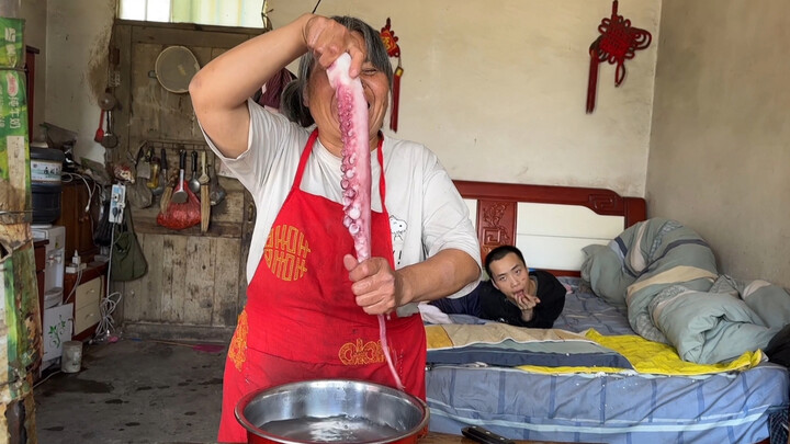 A blind mother made squid for her son with cerebral palsy and she said "there are no bones" which ma