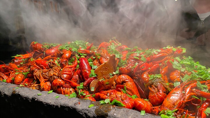 Pig-trough crayfish, the best ever. 30 jin of crayfish—just a simple, hearty meal.