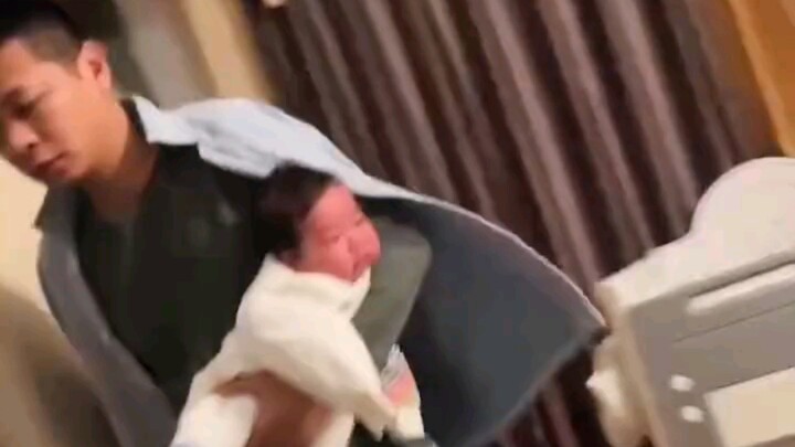 Bé không chịu ngủ, cứ đòi bố bế đi khắp nơi; số bước trên WeChat của bố đã lên tới 20.000!