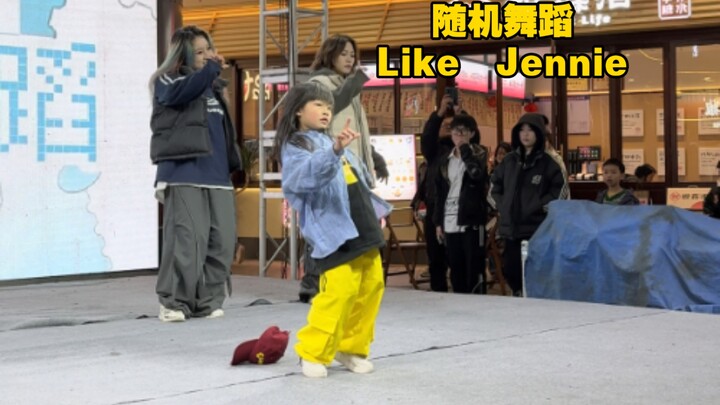 Nữ hoàng, đừng lắc đầu, đầu sẽ rơi ra mất.