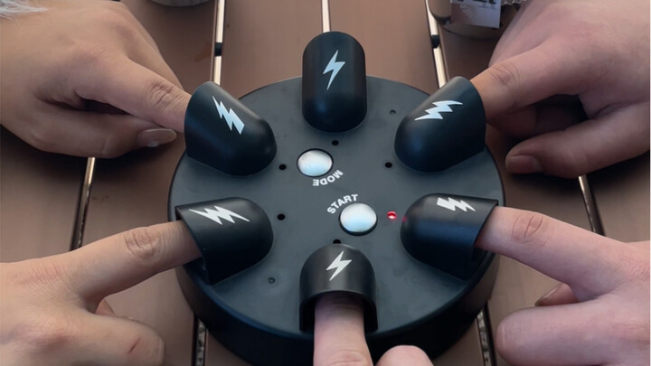 Hari ini kita main yang seru-seruan—yang kena setrum harus traktir teh sore, hahaha!