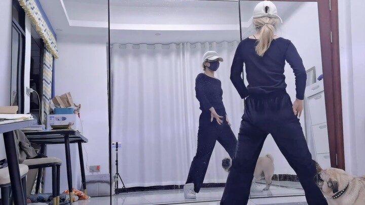 How to use force to stick out your butt after swinging your hips, how to make it bigger and sexier. 