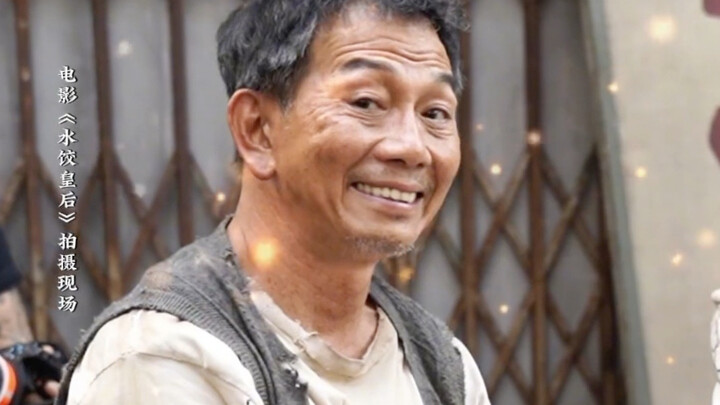 也许你认出了他是香港仔，但戏下的他却真的谦卑如糖水伯！