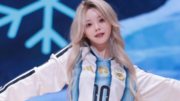 Hôm nay cosplay đội cổ vũ World Cup