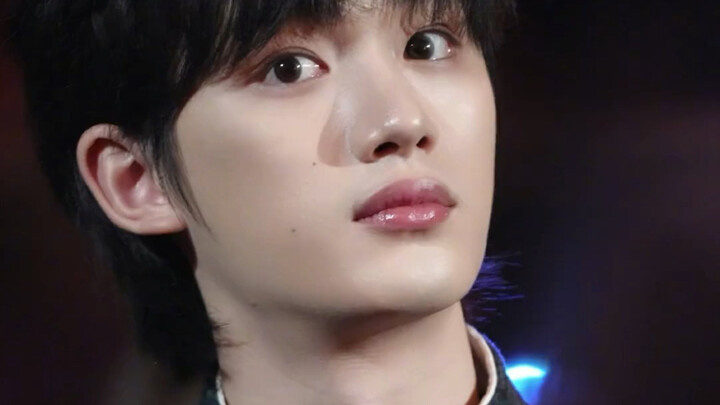 Dư Thư Hân đóng vai fan đứng chờ chụp ảnh Đinh Trình Tân, cậu ấy đáng yêu quá! Còn chào hỏi Vương Hạ
