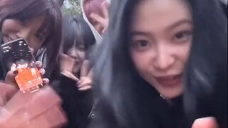 Angin Shanghai meniup rambut merah itu! 250202 Yeri Jin Yilin - 'Cinta Shanghai'