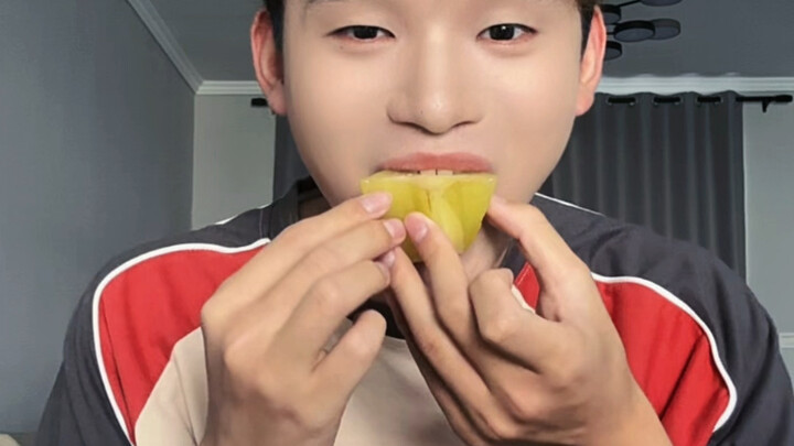 Tasting Sour Fruits from Yunnan