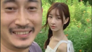 Good Uncle shows everyone how to take photos among flowers. Why does the photographer always stand i