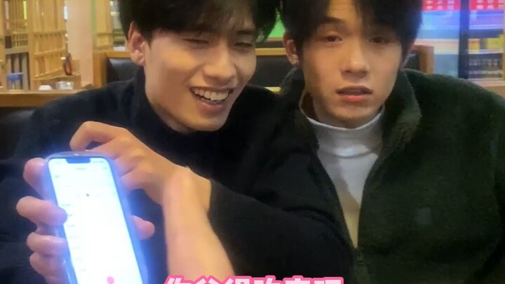 أنت تريد معرفة من لديه حيل أكثر، أليس كذلك!