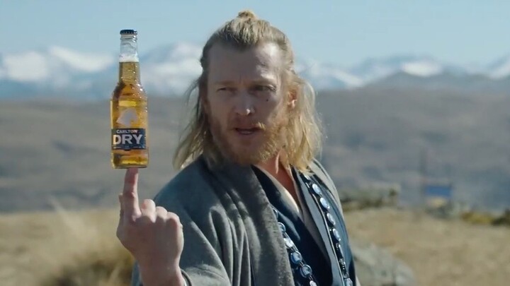 Hahaha, this martial arts-style ad by foreigners is so hilariously goofy... What do you think?