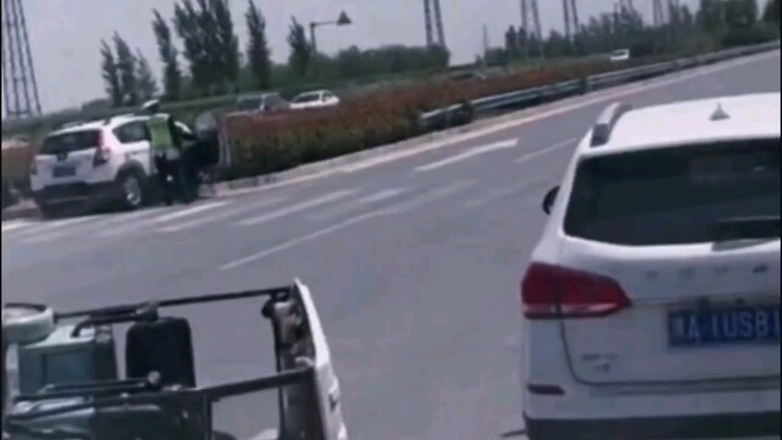 Cảnh sát cũng ngơ luôn.