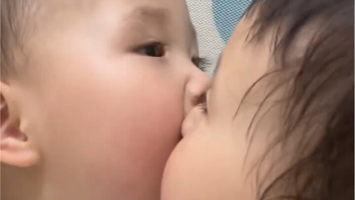 These twins start nibbling on each other at the slightest disagreement—can you even imagine how soft