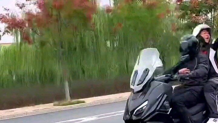 A son secretly bought a motorcycle to fulfill his dad’s dream. As soon as Dad got on the new bike, h