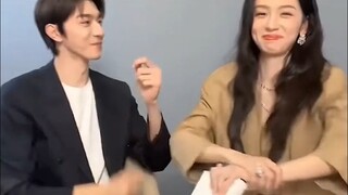 Yezi, tertawa saja. Setiap kali kamu tersenyum, Lin Yi tidak mengucapkan sepatah kata pun.