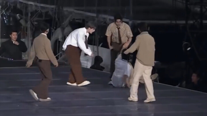 พี่ๆ คอยปลอบเวอร์นอนที่หกล้มจนเสื้อเปียก (ดูเจ็บมากเลย! กอดน้องโบหน่อย)