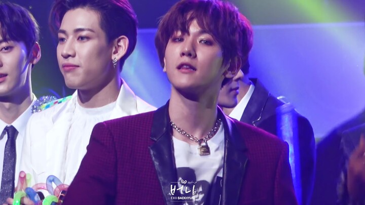 【EXO】Off-screen fan photos: South Korea's stunningly handsome Byun Baekhyun—every glance and smile t