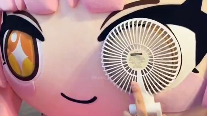 Friendly tip: Bringing a fan to the comic con can totally charm the coin‑collecting crowd and win yo