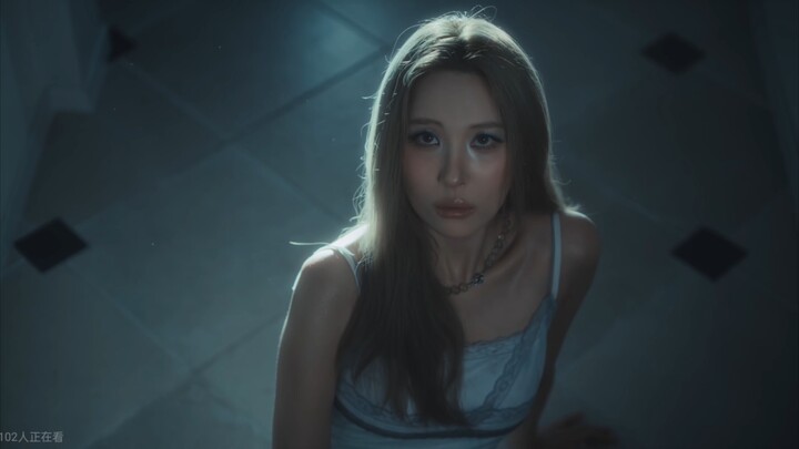 MV lagu comeback terbaru HyunA, “Forever July”, telah dirilis