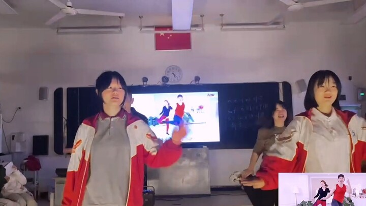 Kompendium Materia Medika Sekolah Menengah Pertama Zhangjiajie No. 1 Kelas 539 Pertunjukan Malam