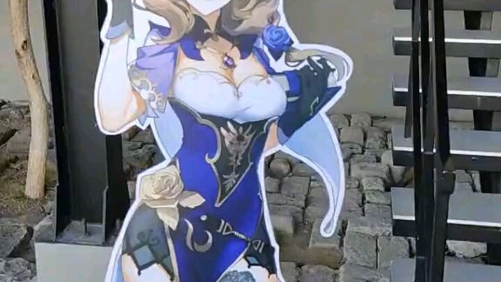 Albedo Cosplayer stealing Ganyu Standee