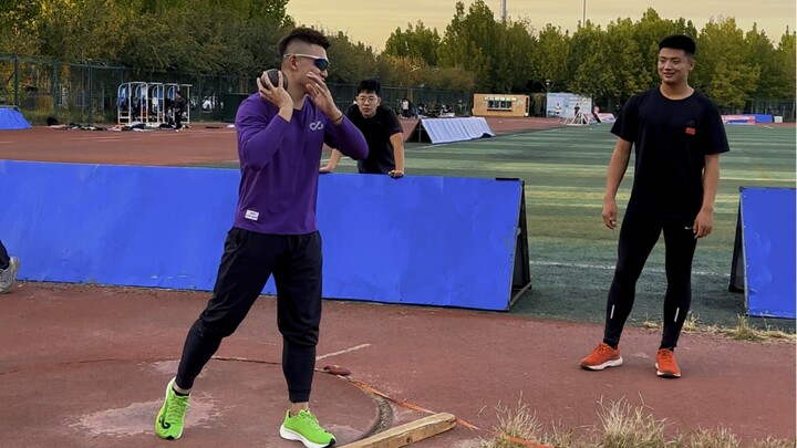 การแข่งขันปาลูกเหล็กระหว่างอาจารย์กับศิษย์ ต่างฝ่ายต่างฝึกซ้อมและกระตุ้นกำลังใจซึ่งกันและกัน ก่อนการ