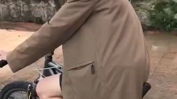 xe máy đòi đua xe đạp.