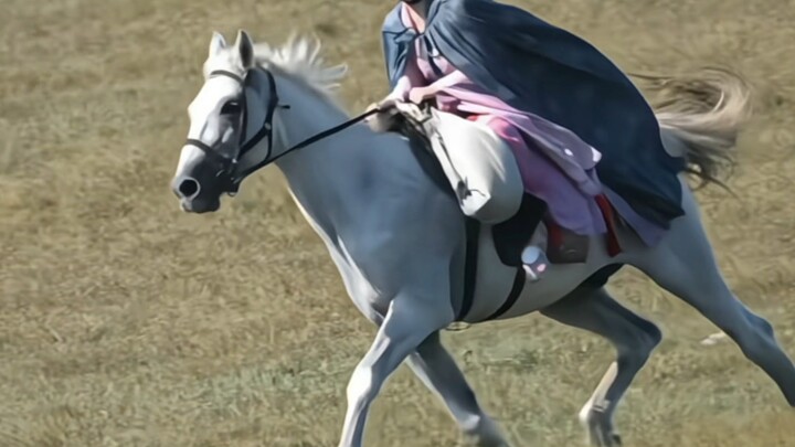 Wow, for the first time I’ve seen a female actor look this cool riding a horse with one hand—no wond