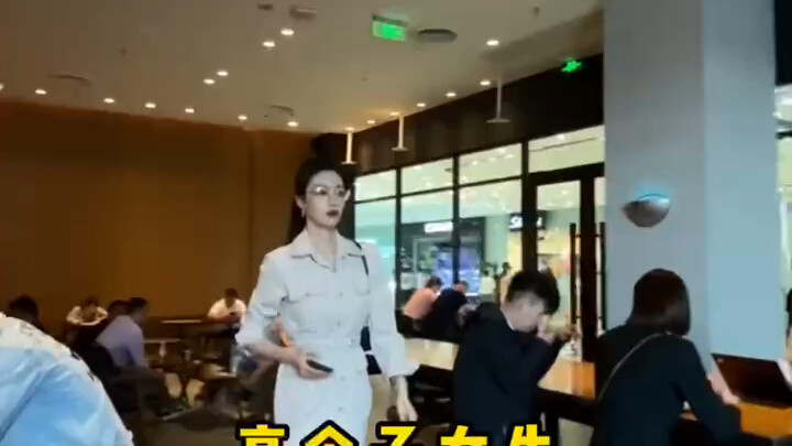 A 185cm woman lied during a blind date, claiming she’s only 176cm—she was mortified when she met her