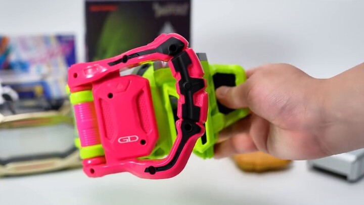 Túi may mắn Kamen Rider trị giá 8.000 tệ chỉ là cây gậy thần?