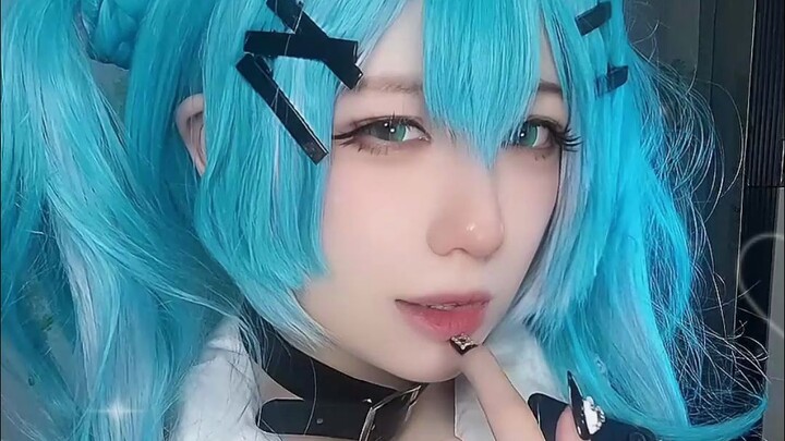 Đưa điện thoại của bạn cho tôi xem nào!