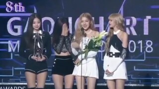 当BLACKPINK听见粉丝在台下提起jenlisa时的表现
