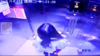 Lift mengalami kerusakan, lantai 35 turun tiba-tiba, jatuh 6 meter dalam 1 detik, seorang wanita men