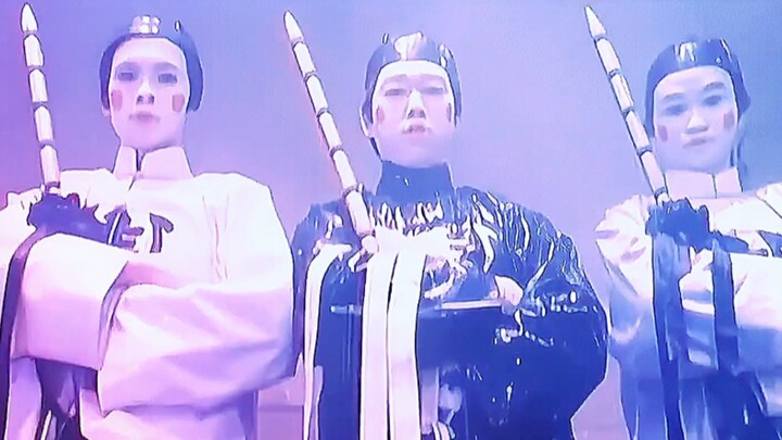 فتح الرجل عين السماء فاكتشف أن الغرفة مليئة بالأشباح؟