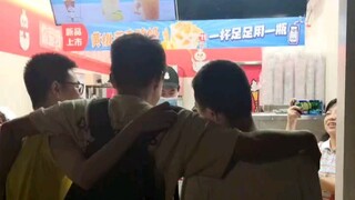 蜜雪冰城门口大合唱，社死不存在的