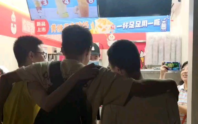 蜜雪冰城门口大合唱，社死不存在的