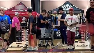 Anh chàng bên trái khá chính xác.