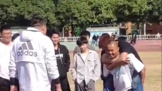 Bagaimana rasanya meledakkan gedung dengan tarian jalanan sebelum wisuda?