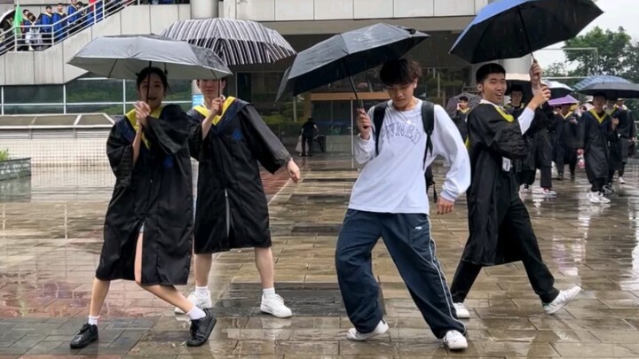 [Chongqing University Song in the Rain] Graduation in the rain, Dancing in the rain