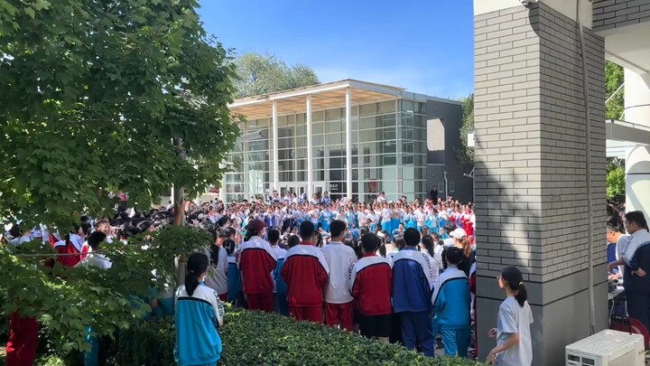 Yuqi's alma mater, Beijing 101 Middle School, students danced the Cuenca! They felt so proud
