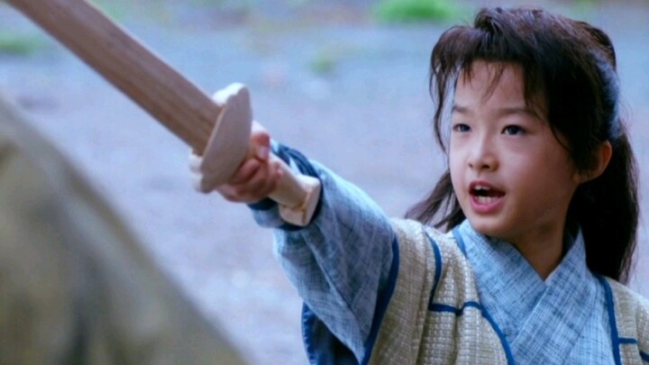 طفل يحمل سيفًا خشبيًا ويجرؤ على اختطاف سيارة السجناء