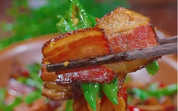 Thịt xông khói, trẻ con ăn thịt xông khói bị chính ông mình mắng đến bật khóc,