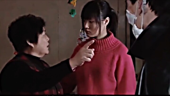 หญิงชรา เธอขอให้หลานสาวออกมา...เพราะเธออยากจะทุบตีเขาให้ตายเหรอ?