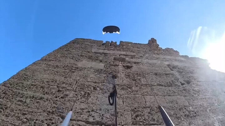 Membawa parasut saat naik dan turun tangga memang jauh lebih praktis.