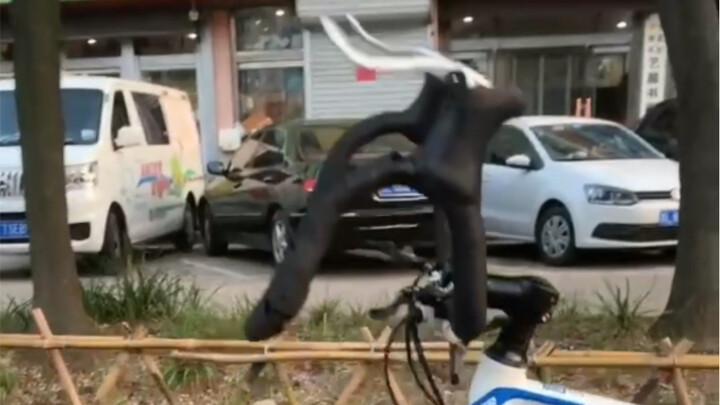 Pertama kali janjian dengan teman untuk naik sepeda jalan raya, malah ketawa ngakak lihat sepedanya
