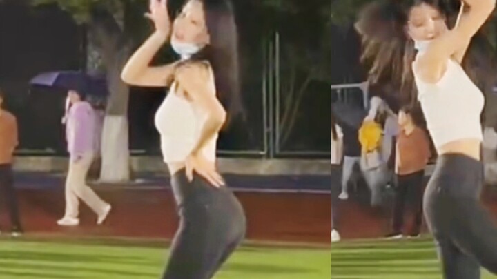 Saya seorang pemula tetapi saya suka bermain! Bahkan hujan tidak akan menghentikan saya untuk menari