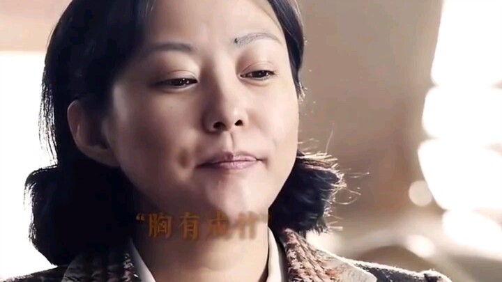 Đầu bếp trổ tài nấu nướng trước sự giám sát của hai bà vợ.