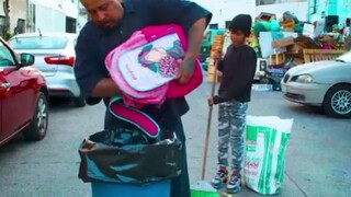 Bocah laki-laki tunawisma membantu orang lain dengan senang hati, mendapat pujian dari banyak orang!