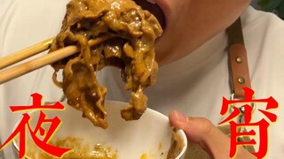 Cảm giác thế nào khi có một người bạn cùng phòng thích ăn vặt vào đêm khuya?