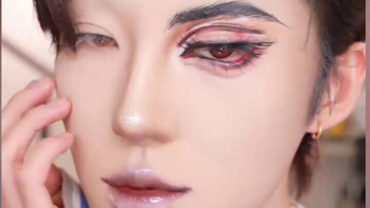 Isn't this eye makeup pulled out of a comic?